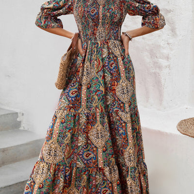 Schulterfreies Sommerkleid mit geometrischem Muster