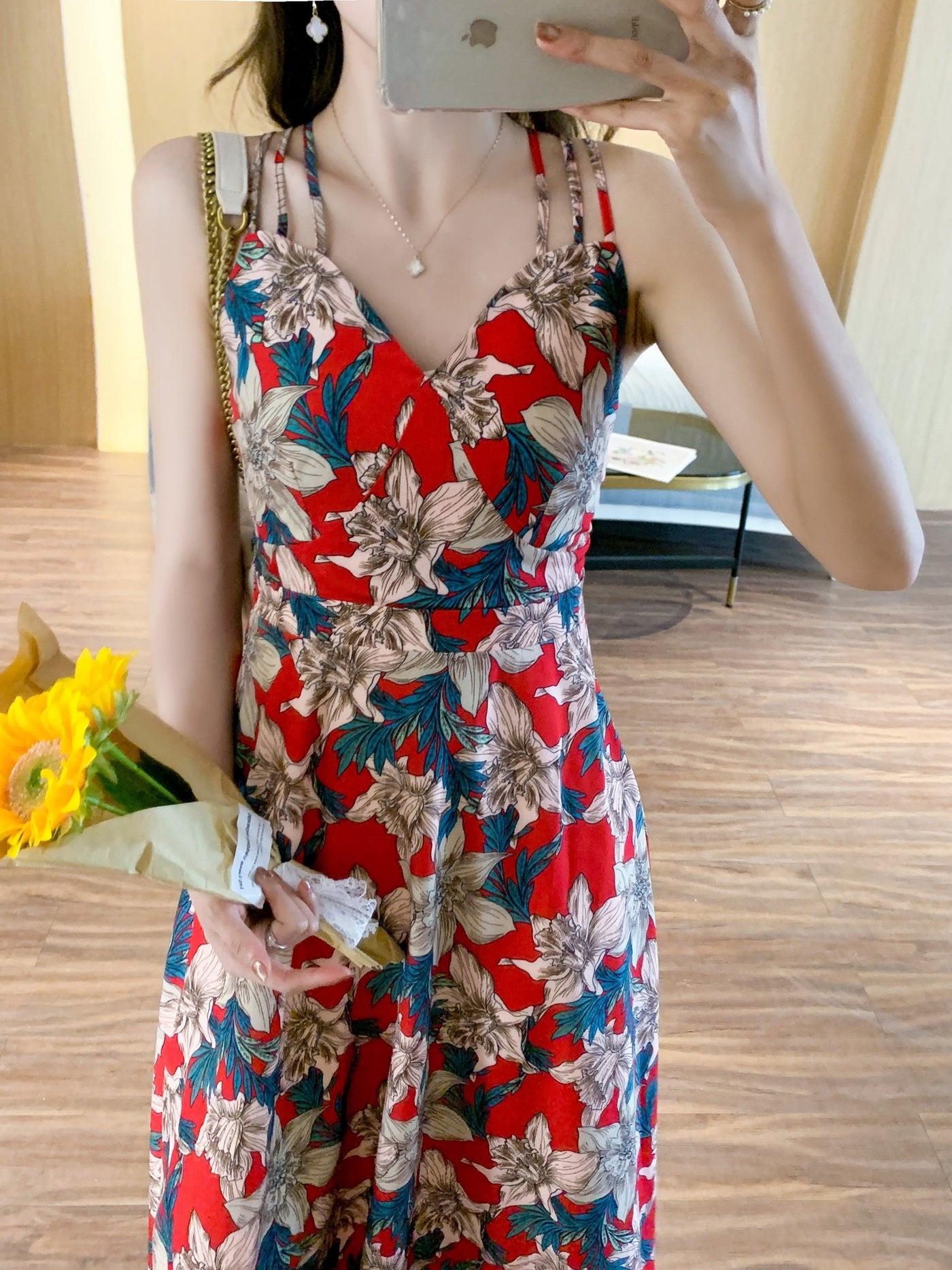 Sommerliches Strandkleid aus Blumen mit Trägern - Sonnenschutz