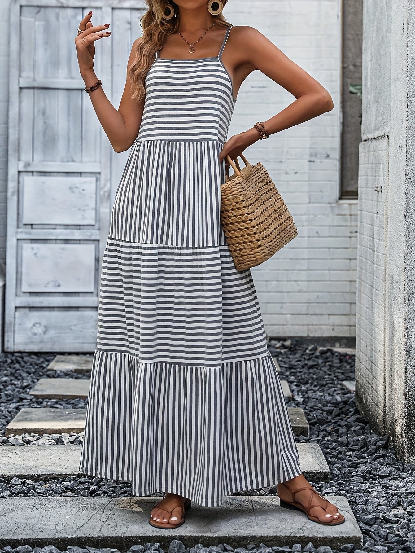 Schwarz-weiß gestreiftes Maxikleid Luftiges Sommerkleid für den Strand