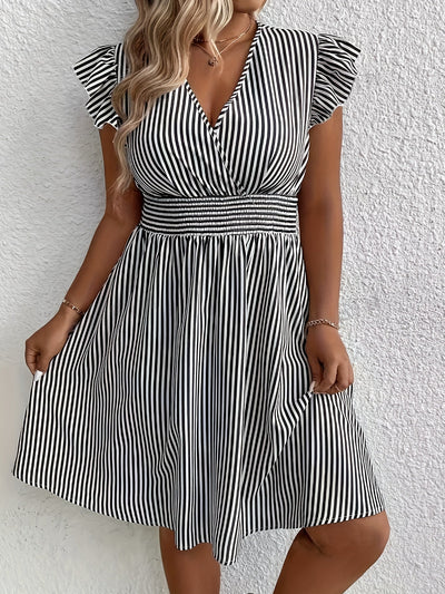 Elegantes Damenkleid mit schwarz-weißen Streifen