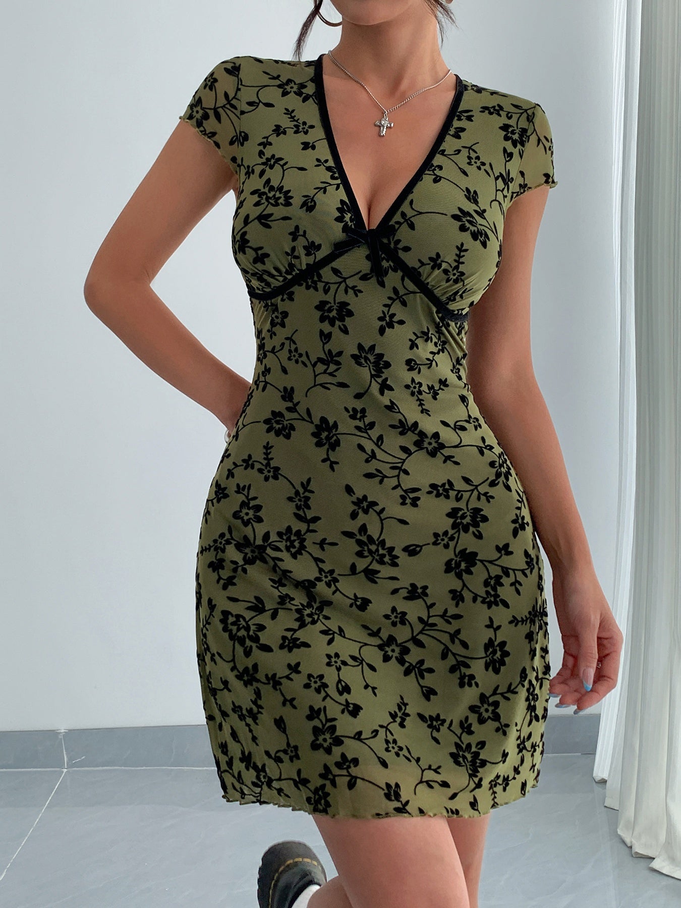 Elegantes geblümtes Mini-Kleid mit V-Ausschnitt für Damen