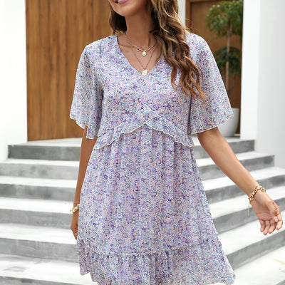 Sommerkleid aus Chiffon mit Volants und Schmetterlingsärmeln aus Spitze