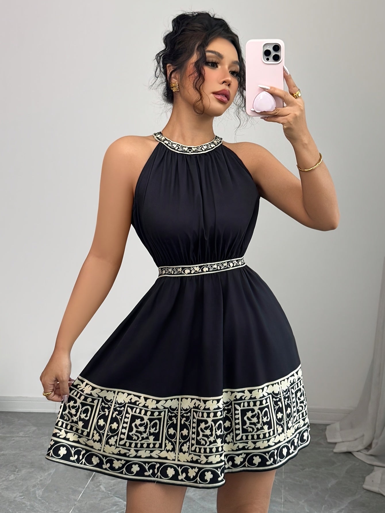 Elegantes trägerloses Minikleid mit Ärmeln Geometrisches Muster in Schwarz und Weiß