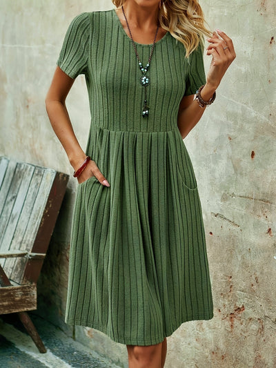 Elegantes Grünes Midikleid mit Taschen – Kurze Ärmel und Rundhalsausschnitt