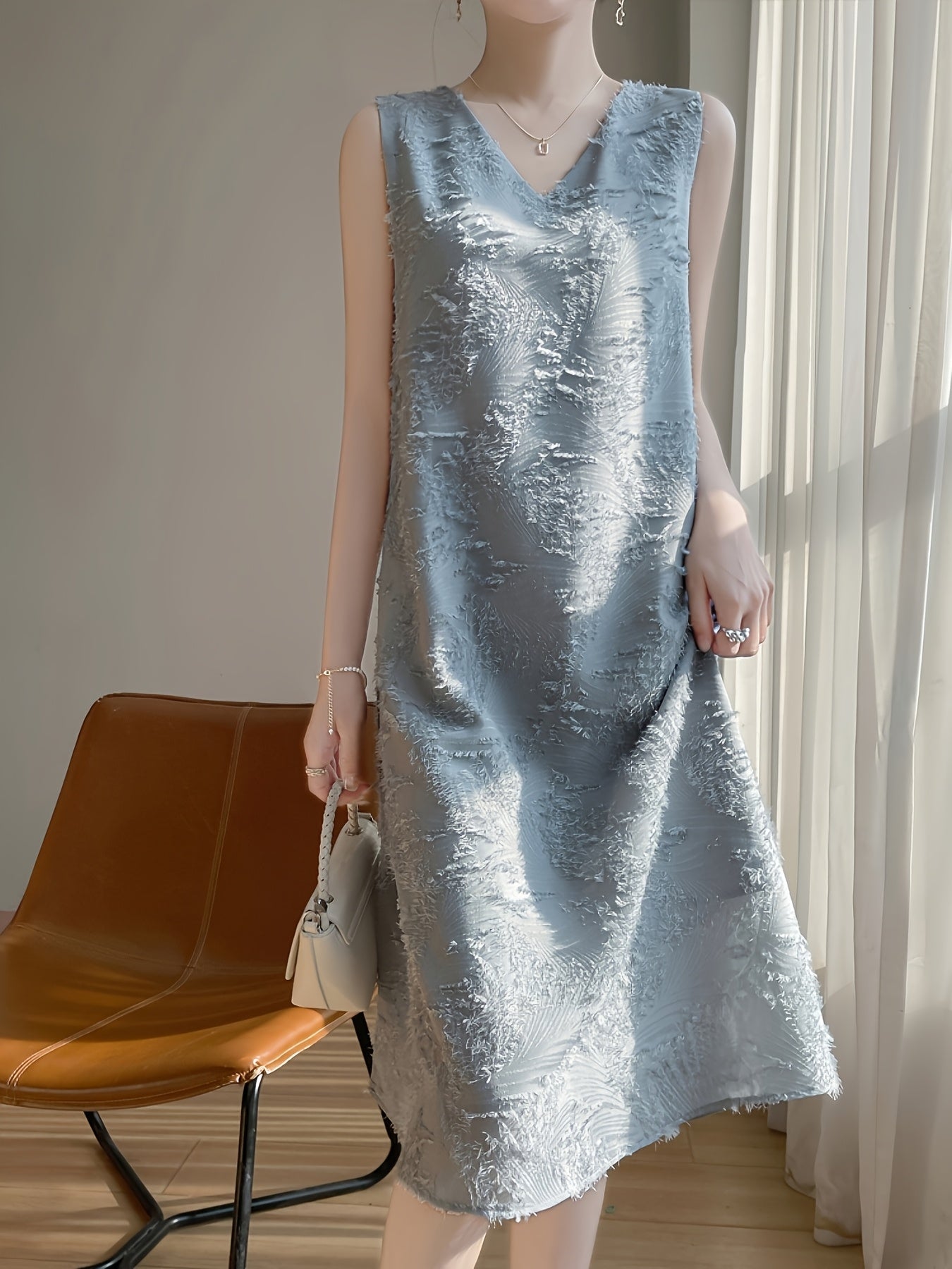 Elegantes ärmelloses Damenkleid mit frechem Ausschnitt - mit kaskadierenden Quasten