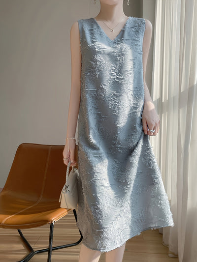 Elegantes ärmelloses Damenkleid mit frechem Ausschnitt - mit kaskadierenden Quasten