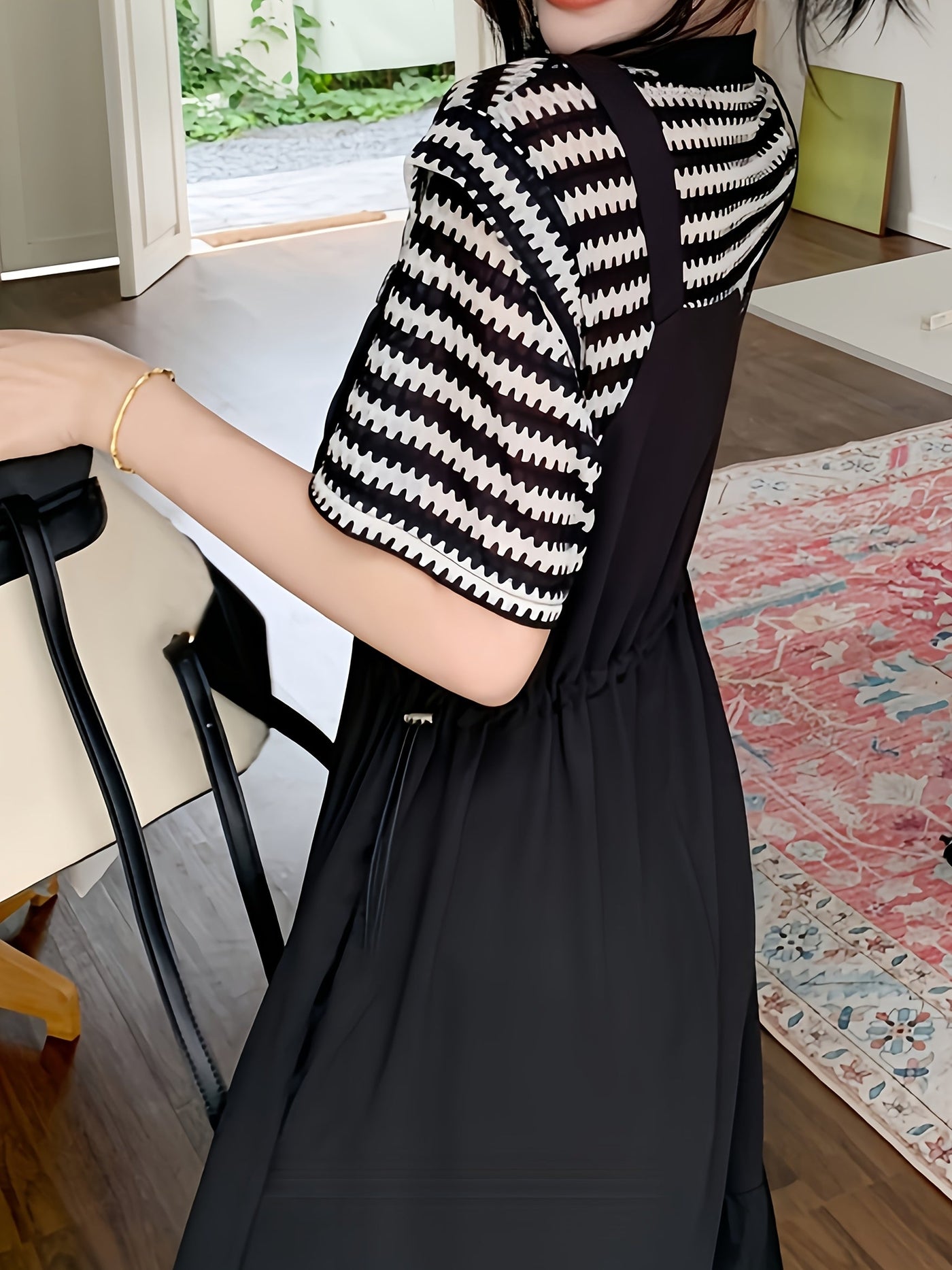 Schwarz-weiß gestreiftes Midikleid mit kurzen Ärmeln