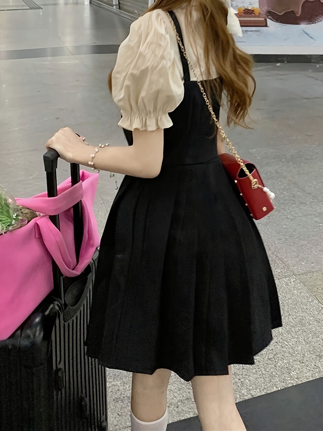 Schwarz-weißes Hemdkleid mit Puffärmeln und flachem Kragen