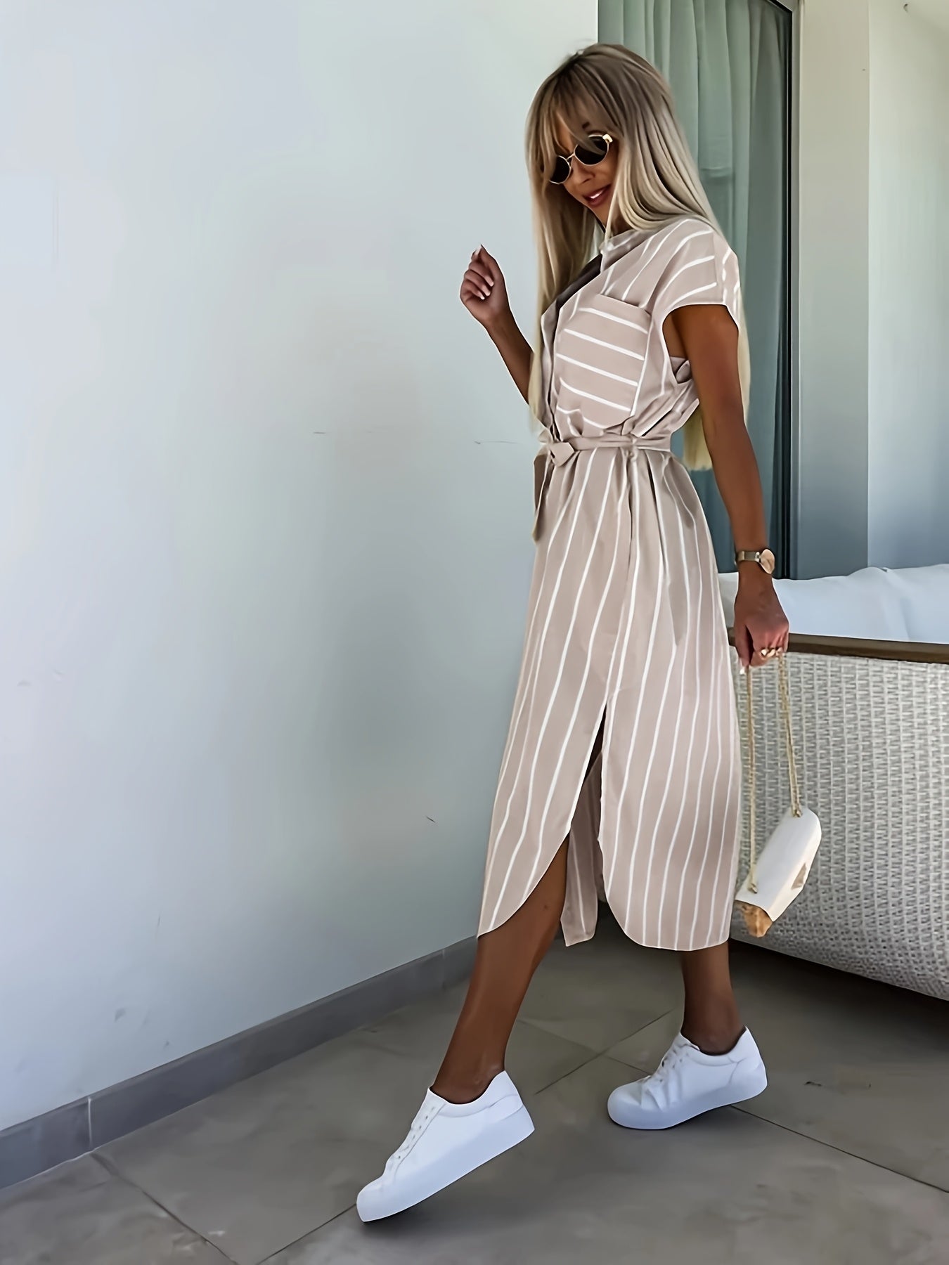 Sommerliches gestreiftes Maxikleid mit langen Ärmeln, lockerem Kragen und Stehkragen