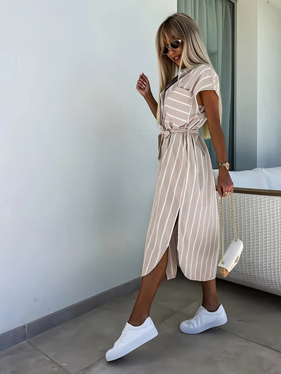 Sommerliches gestreiftes Maxikleid mit langen Ärmeln, lockerem Kragen und Stehkragen