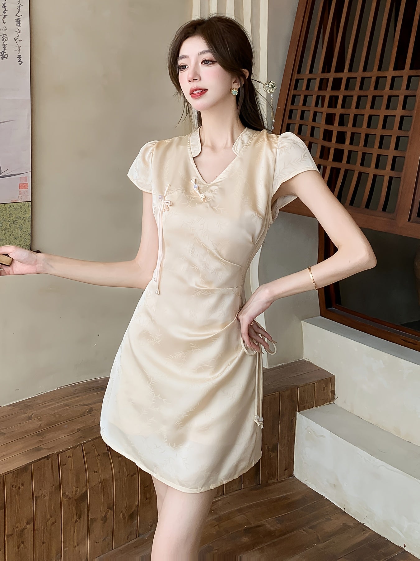 Elegantes Satin-Sommerkleid – Beige, V-Ausschnitt, Kurzarm, Taillen-Kordelzug, A-Linie