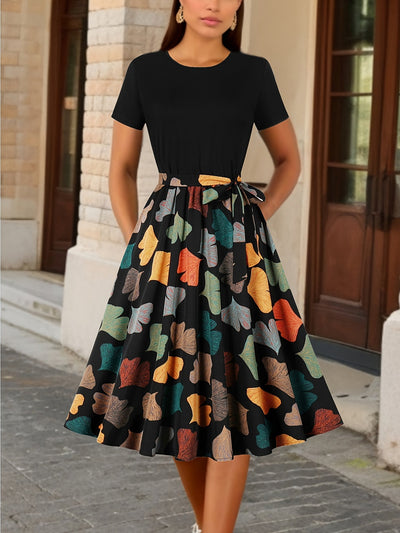 Elegantes Sommerkleid mit Blumendruck – Kurzarm, Rundhalsausschnitt, taillierter