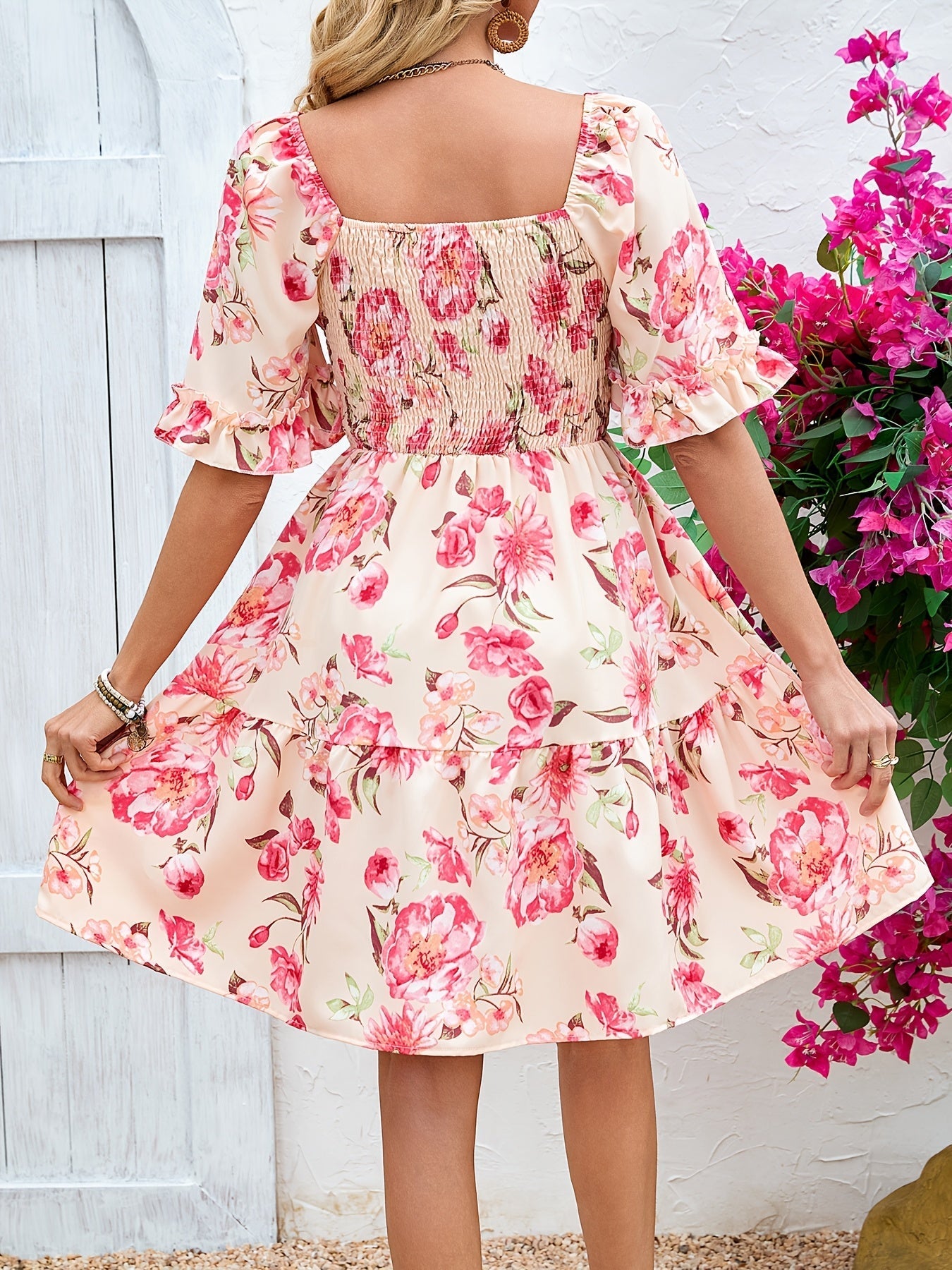 Rosa-rotes geblümtes Sommerkleid mit Raffung