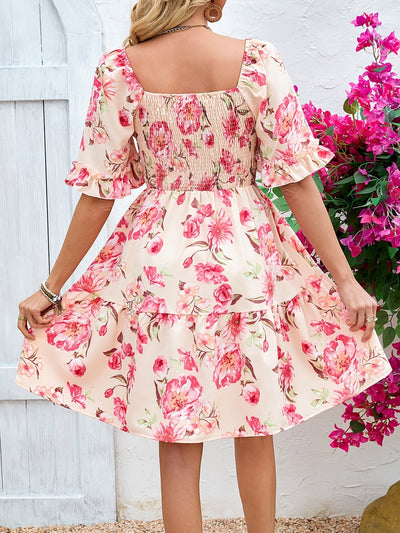 Rosa-rotes geblümtes Sommerkleid mit Raffung