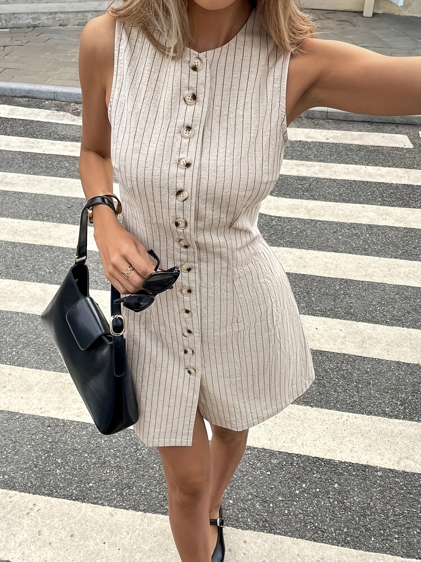 Gestreiftes Sommerkleid – mit elegantem Kragen und Knopfleiste vorn