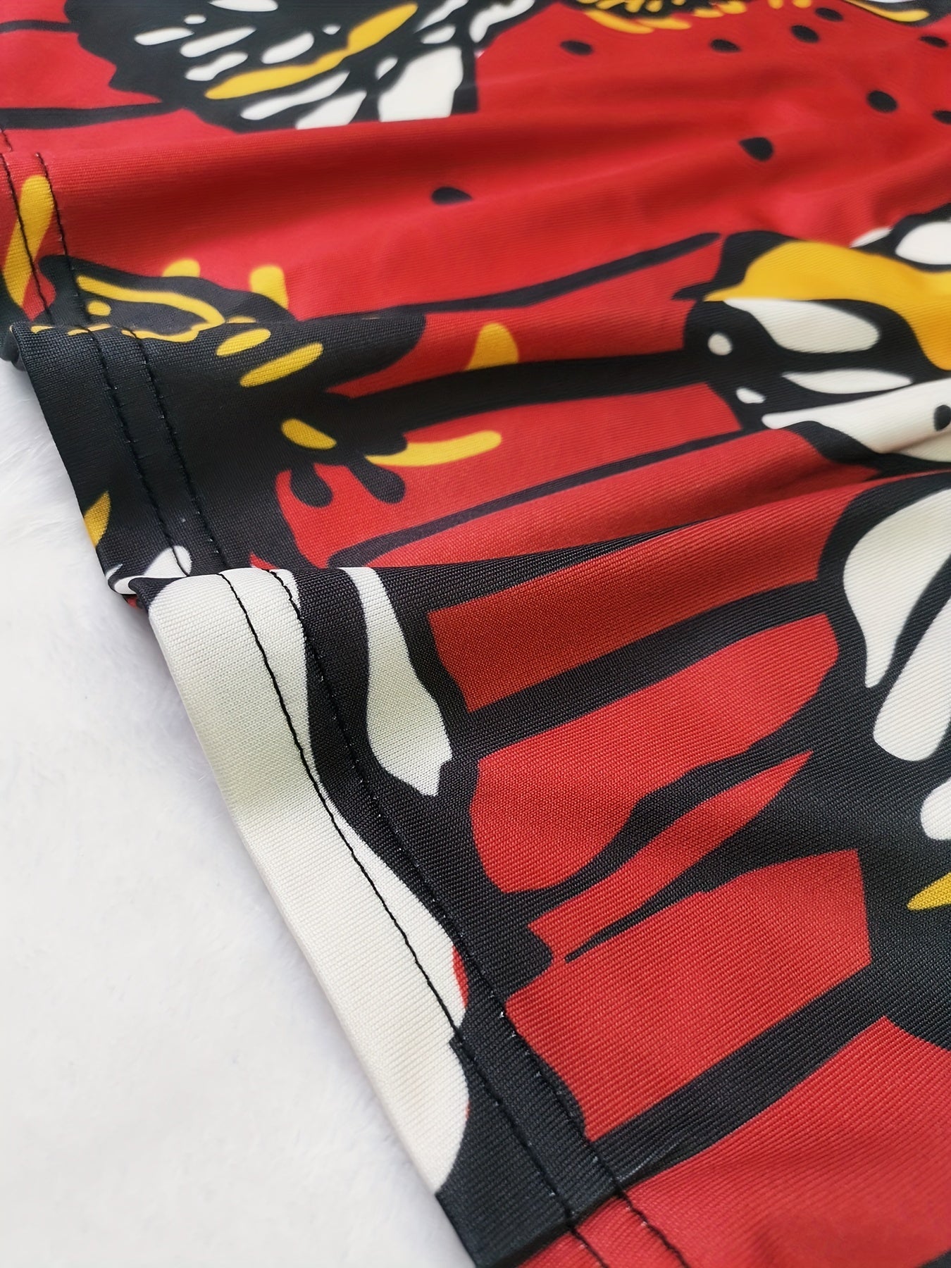 Enges Kleid mit farbigem Marmormuster