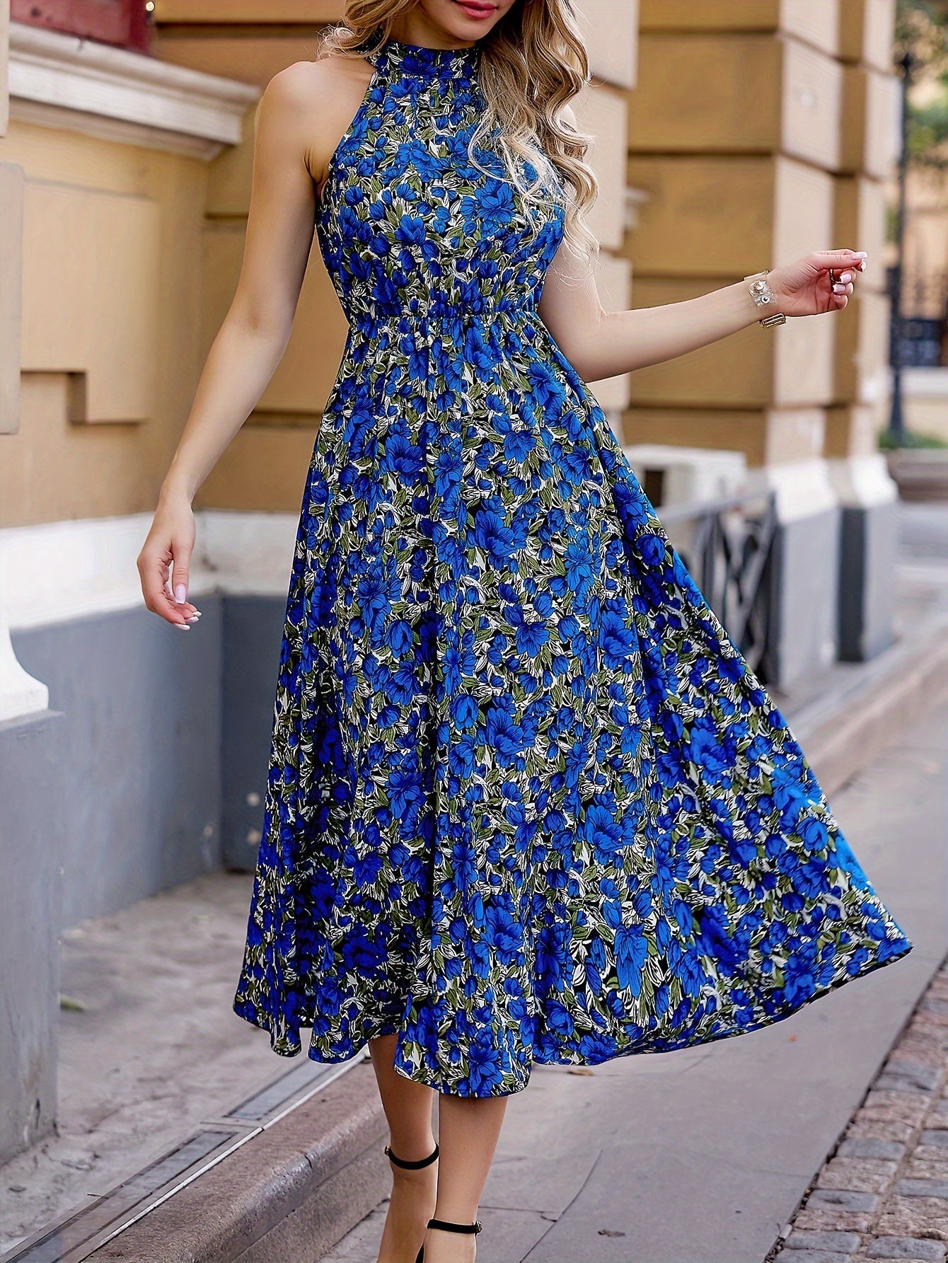 Elegantes ärmelloses Halsbandkleid für den Sommer blau