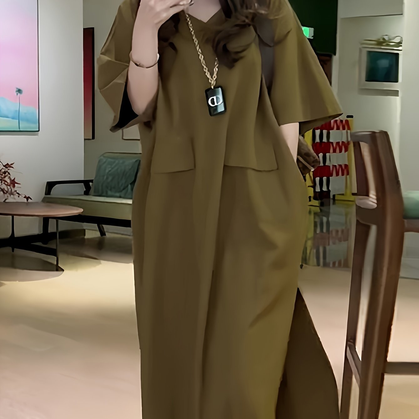 Elegantes ärmelloses Kleid mit frechem Ausschnitt und Taschen - Midi-Länge