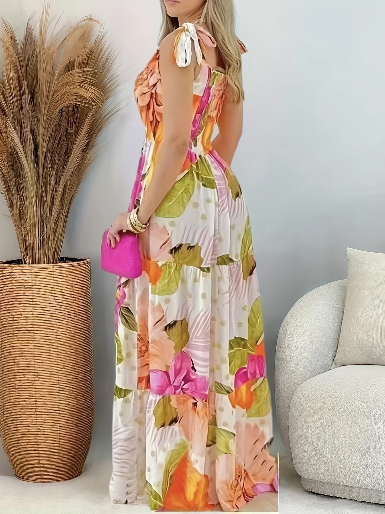 Langes Maxikleid mit frechem Ausschnitt und ausdrucksstarkem Blumenmuster