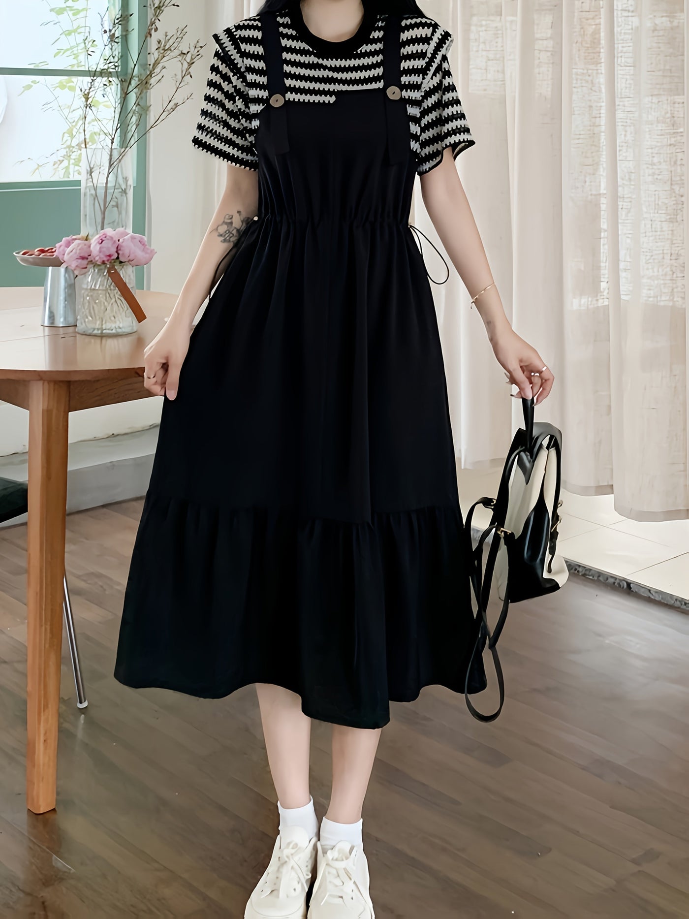 Schwarz-weiß gestreiftes Midikleid mit kurzen Ärmeln