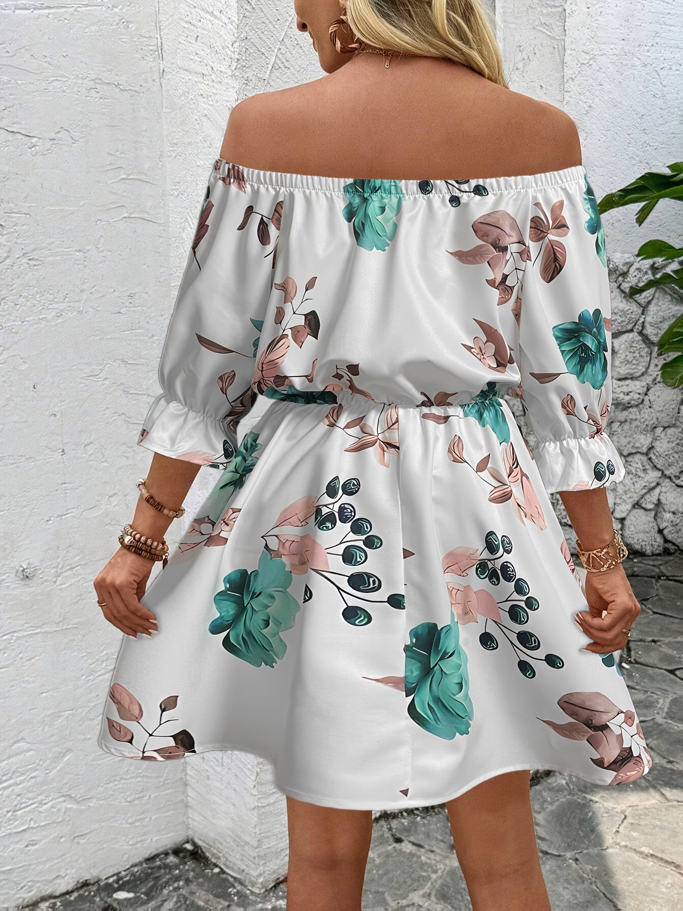 Schulterfreies Kleid mit Blumenprint – A-Linien-Schnitt und Volantärmeln