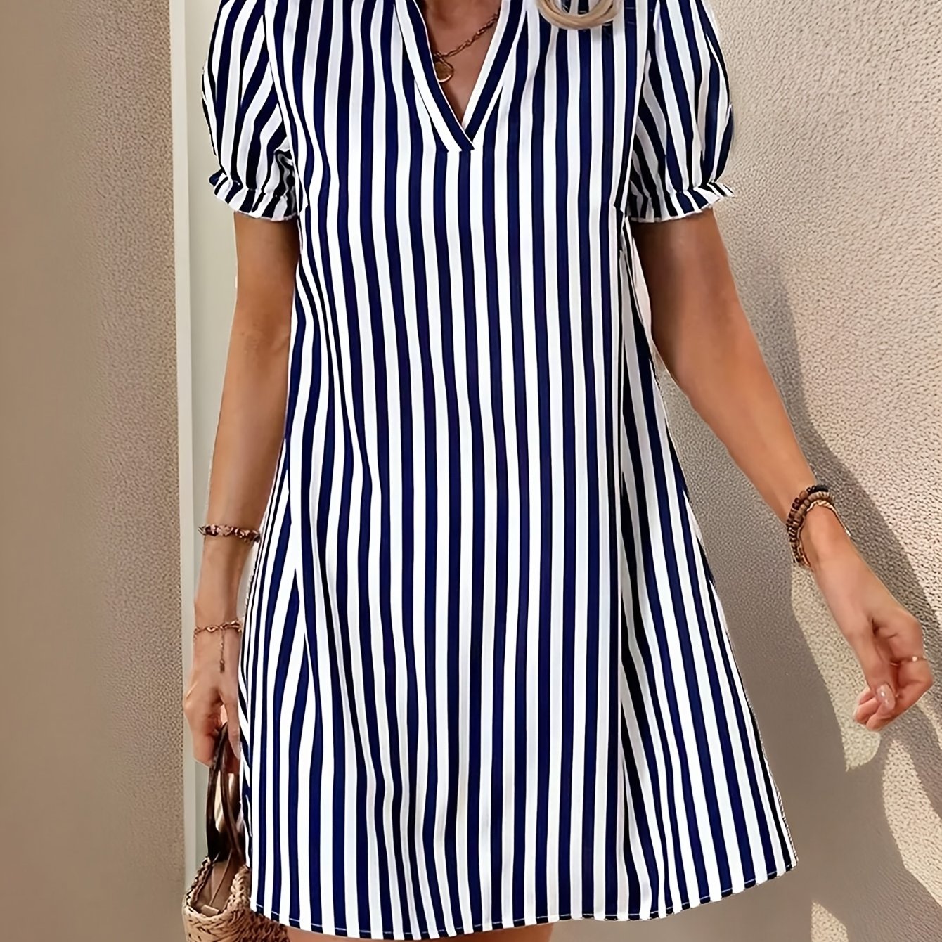 Blaues Strickkleid mit Streifen und V-Ausschnitt
