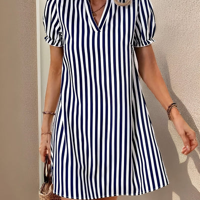 Blaues Strickkleid mit Streifen und V-Ausschnitt