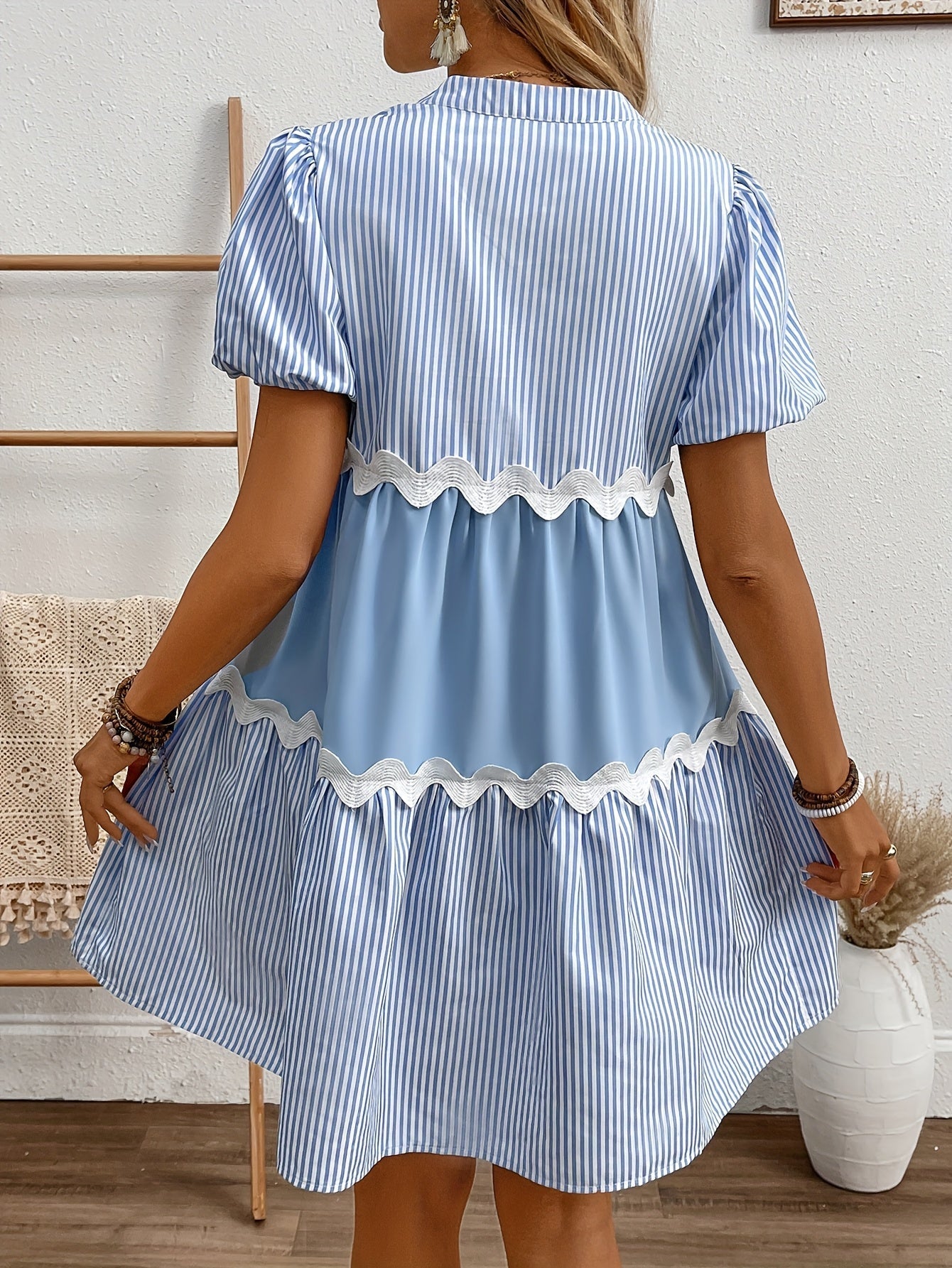 Hellblaues gestreiftes Sommerkleid mit Volants und V-Ausschnitt