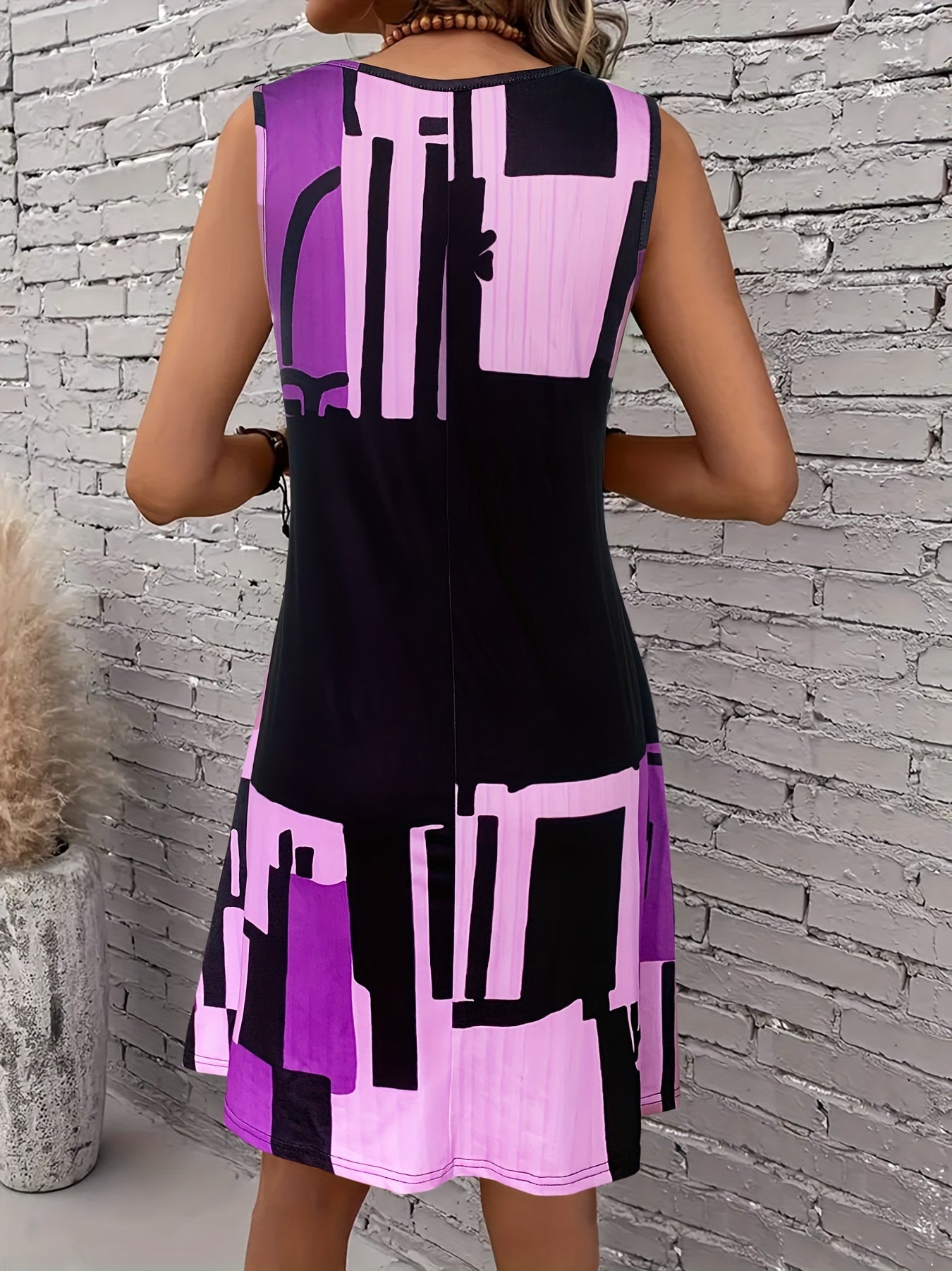 Ärmelloses Damenkleid mit geometrischem Print
