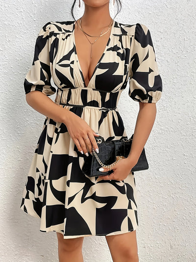 Beiges Sommerkleid mit geometrischem Muster und Rüschen