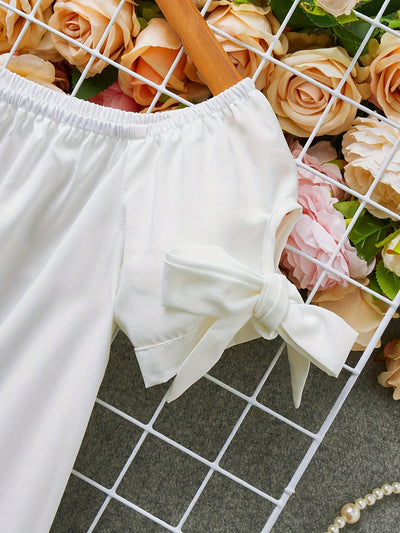 Elegantes weißes Sommerkleid mit Blumenmuster und schulterfreiem Design