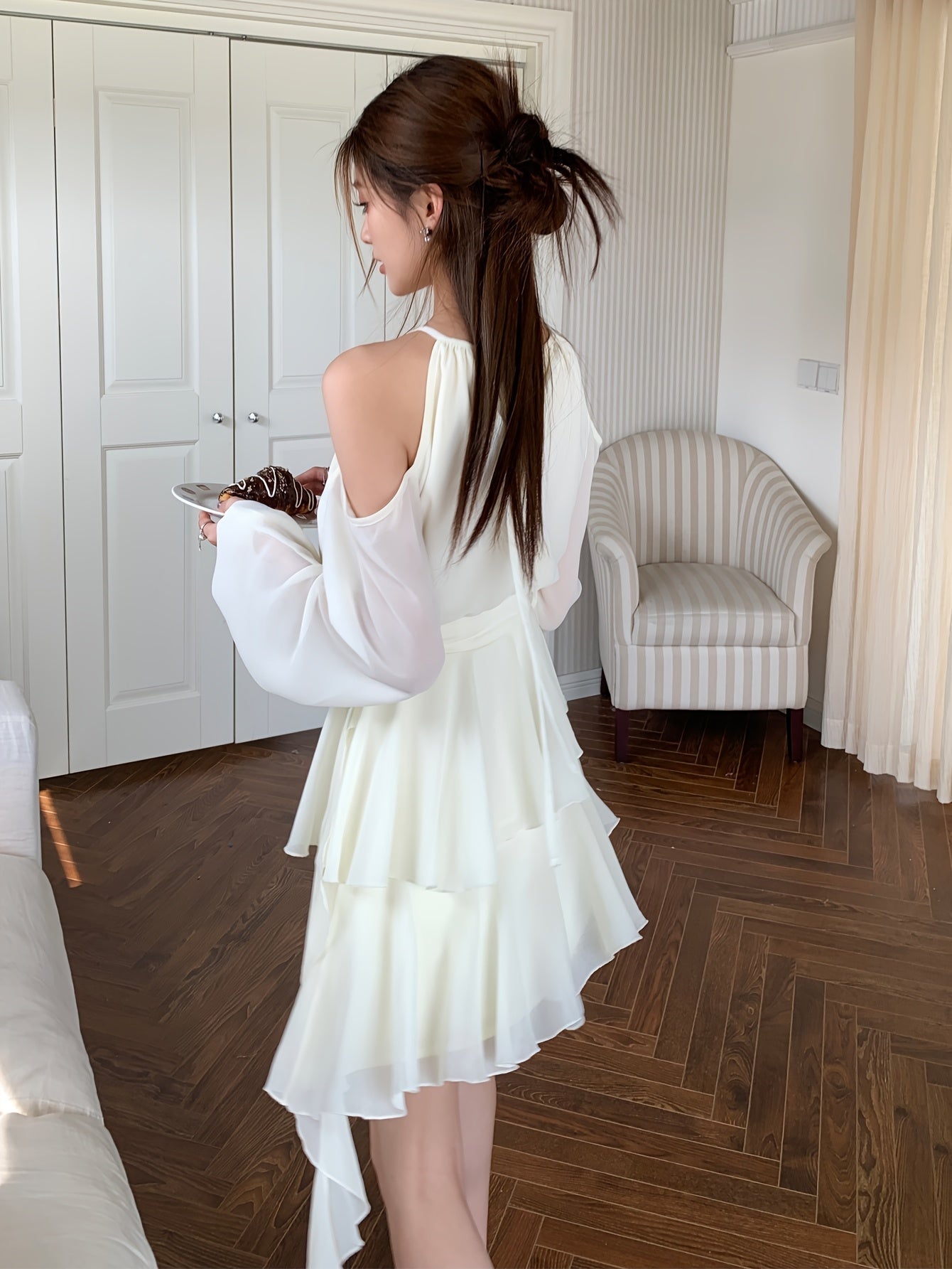 Stylisches ärmelloses Damenkleid mit Neckholder-Ausschnitt