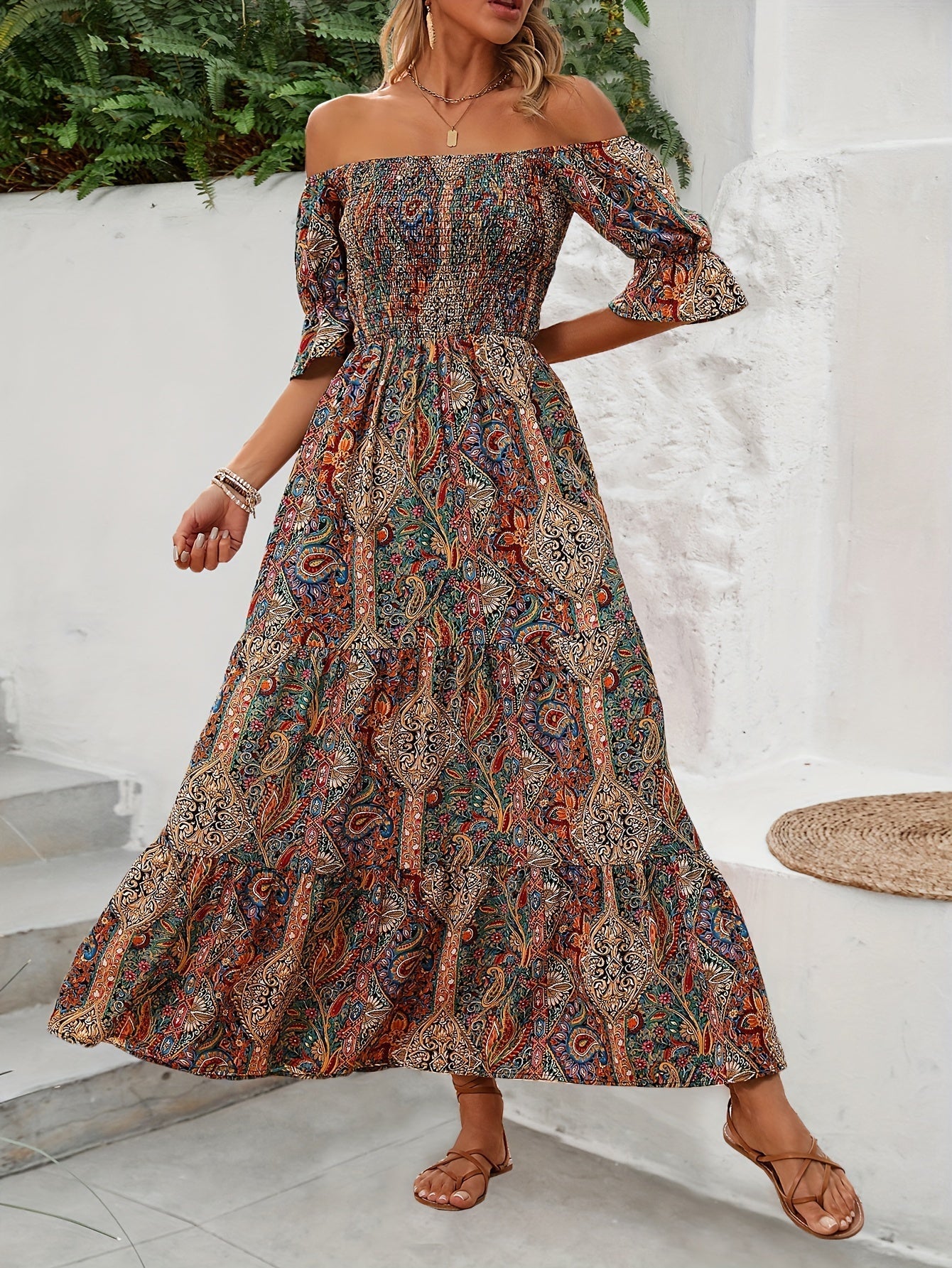 Schulterfreies Sommerkleid mit geometrischem Muster