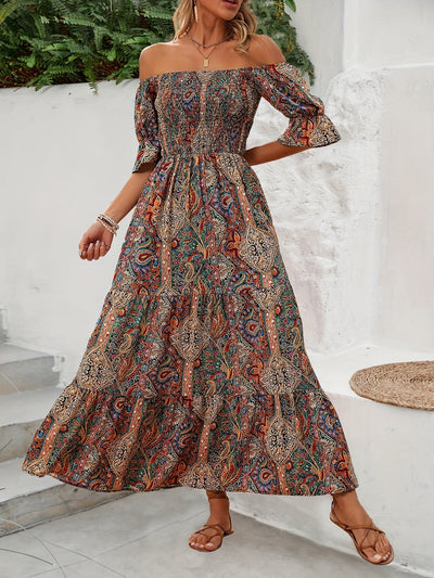 Schulterfreies Sommerkleid mit geometrischem Muster