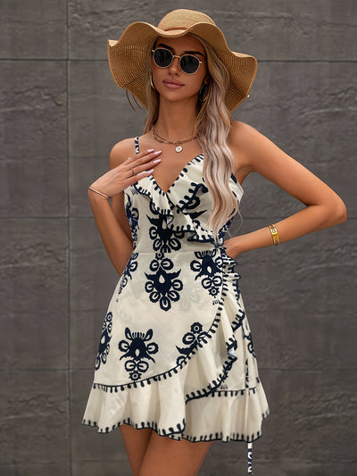 Ärmelloses Sommerkleid mit geometrisch gemustertem Ausschnitt in Schwarz und Weiß