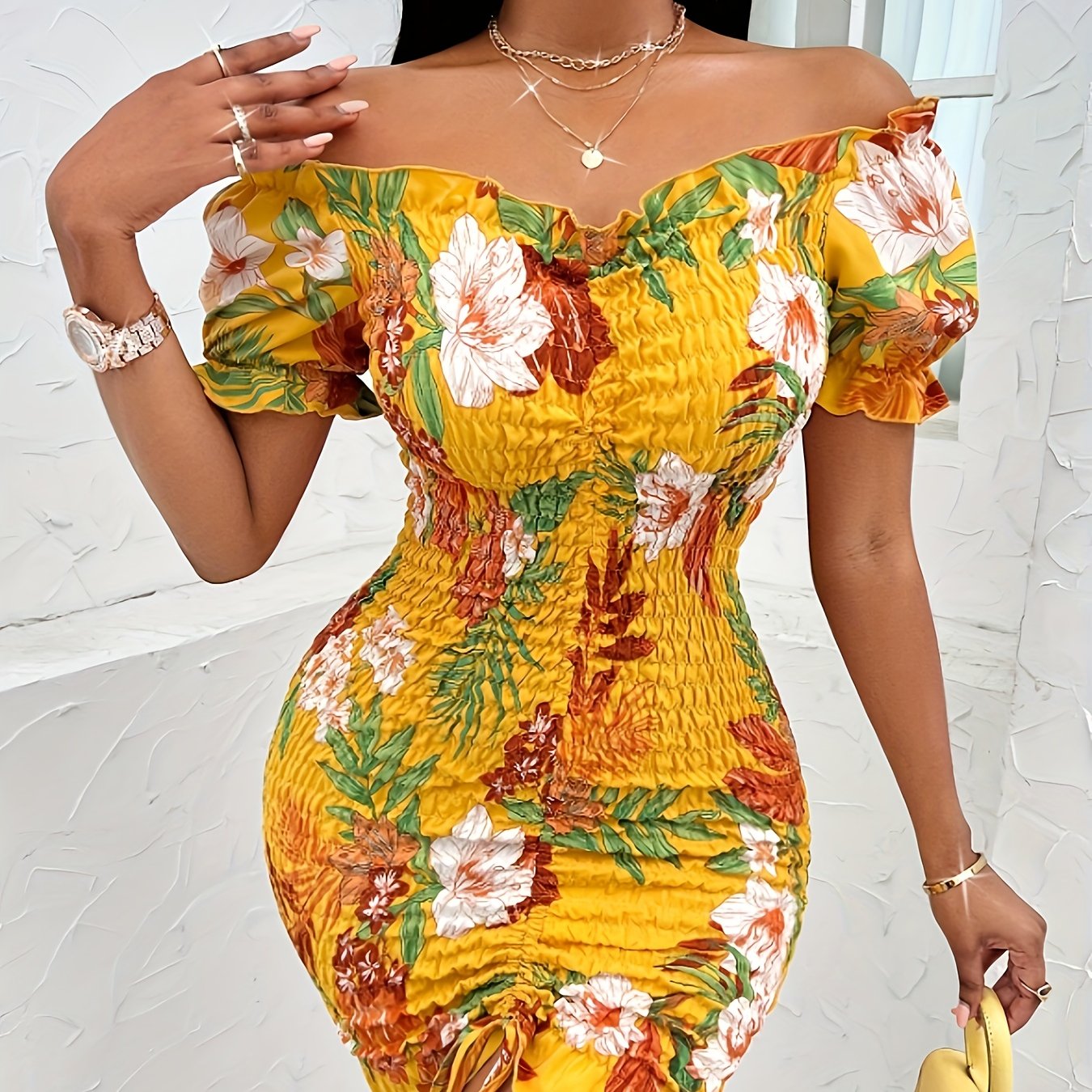 Gelbes, schulterfreies Bodycon-Sommerkleid mit Blumenmuster