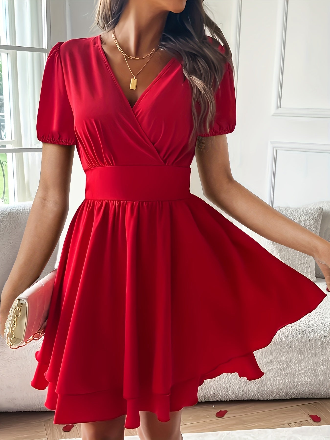 Rotes Kleid mit Rüschen und V-Ausschnitt, elegant für jeden Tag
