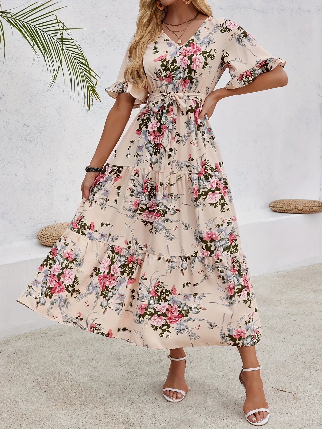 Geblümtes Kleid mit Rüschen – Eleganter V-Ausschnitt mit Schleife, luftiges Sommerkleid