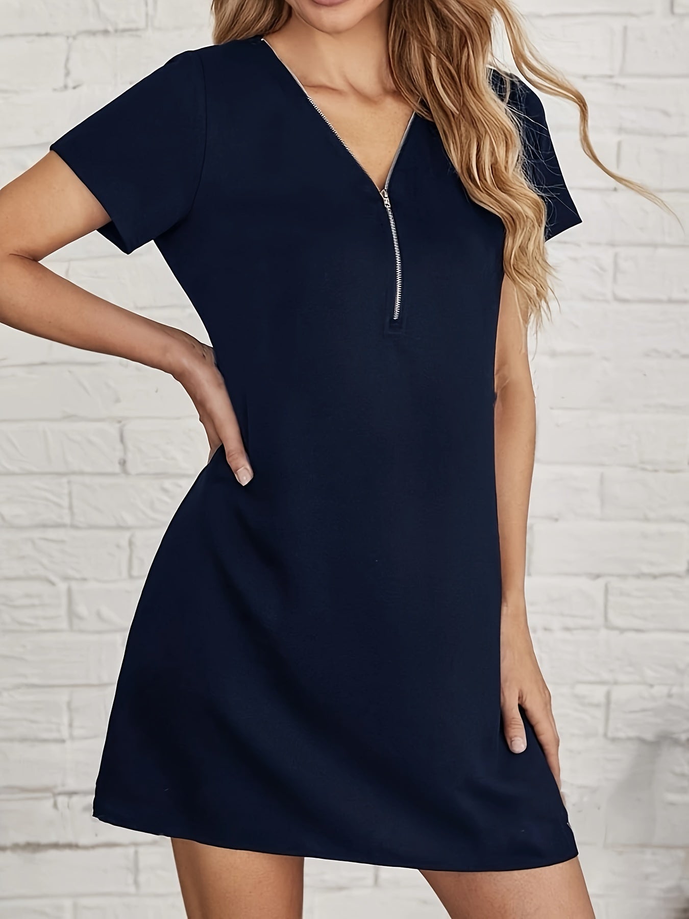 Mini-Kleid mit halbem Reißverschluss und V-Ausschnitt – Lässig für Frühling und Sommer