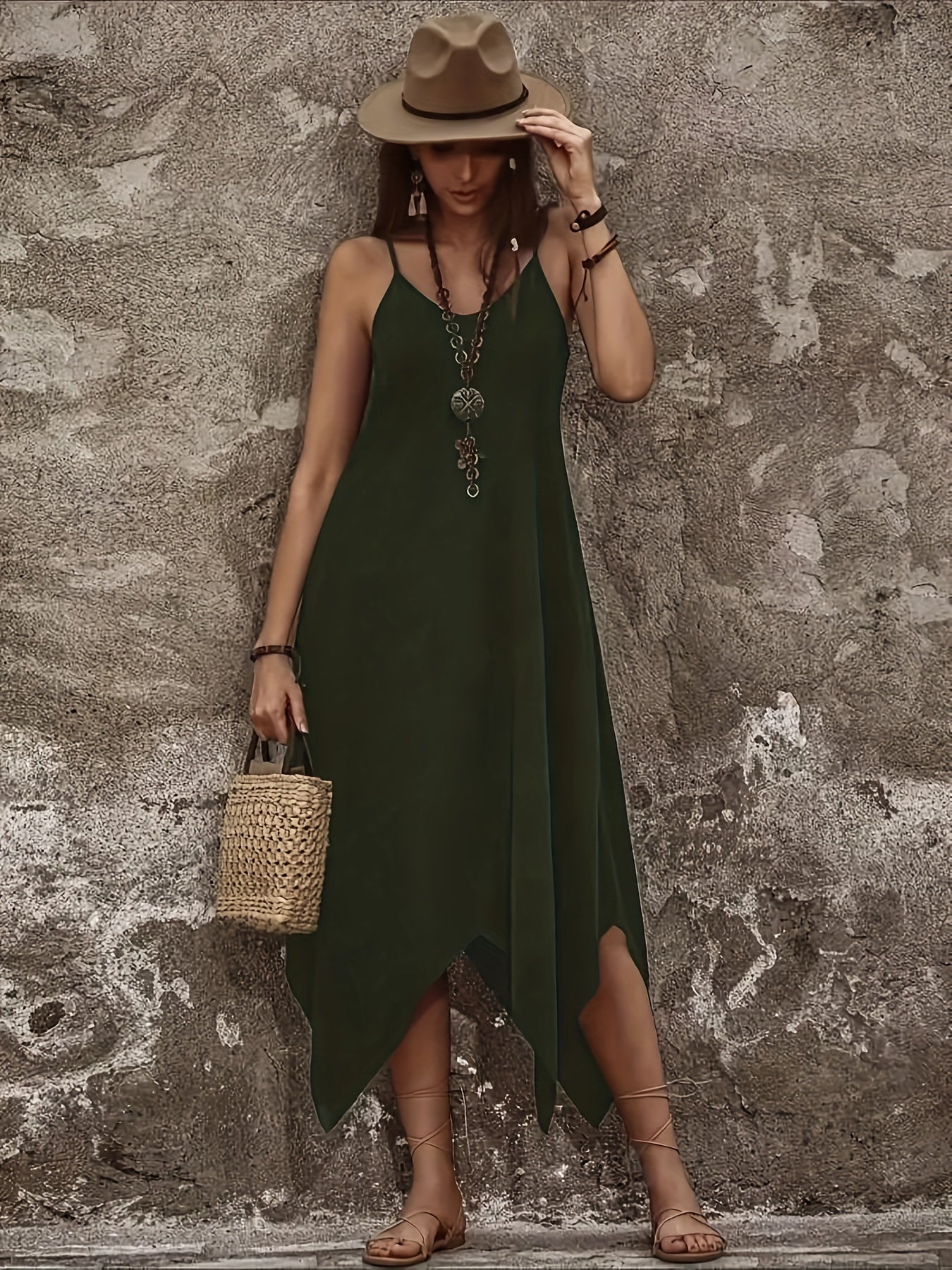 Trägerkleid mit asymmetrischem Saum – Sommerliche Leichtigkeit und Stil