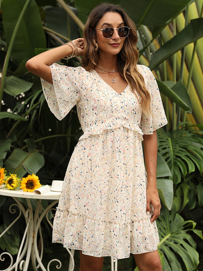 Sommerkleid aus Chiffon mit Volants und Schmetterlingsärmeln aus Spitze