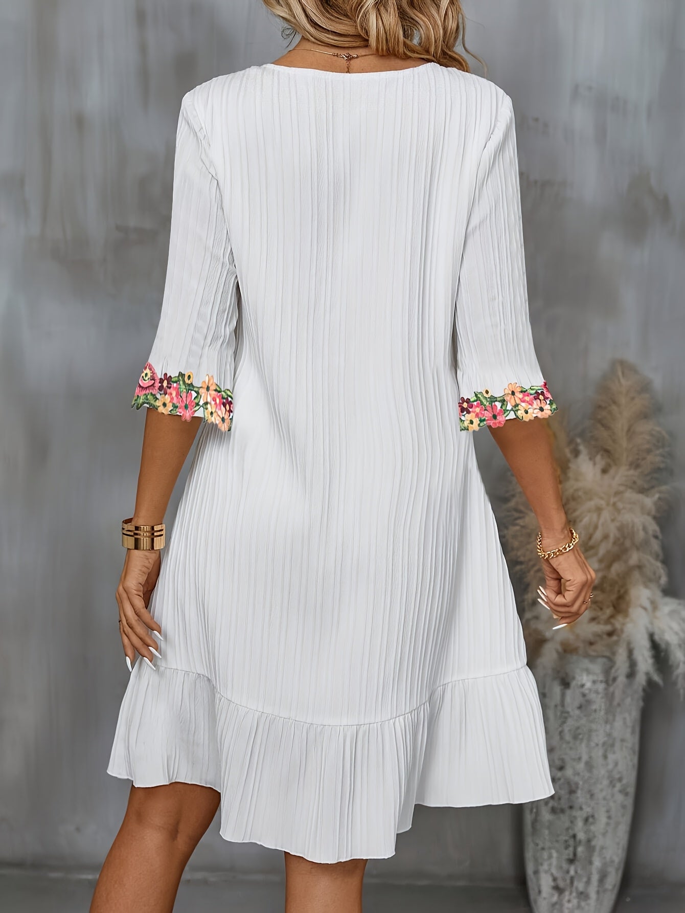 Weißes Kleid mit Spitzenbesatz und floralem Muster