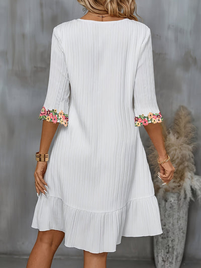 Weißes Kleid mit Spitzenbesatz und floralem Muster