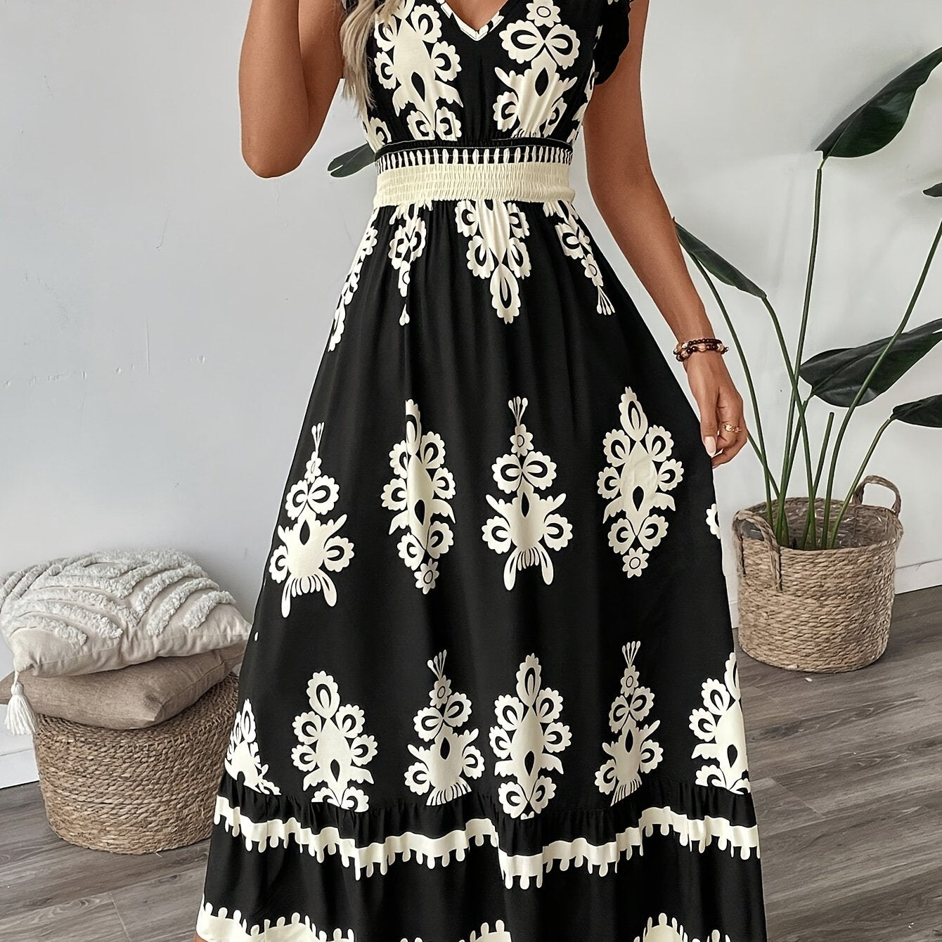 Dunkelblaues Blumenkleid mit V-Ausschnitt und Rüschen