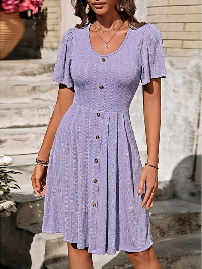 Elegantes lavendelfarbenes Midikleid in A-Linie mit Knopfleiste für den Sommer
