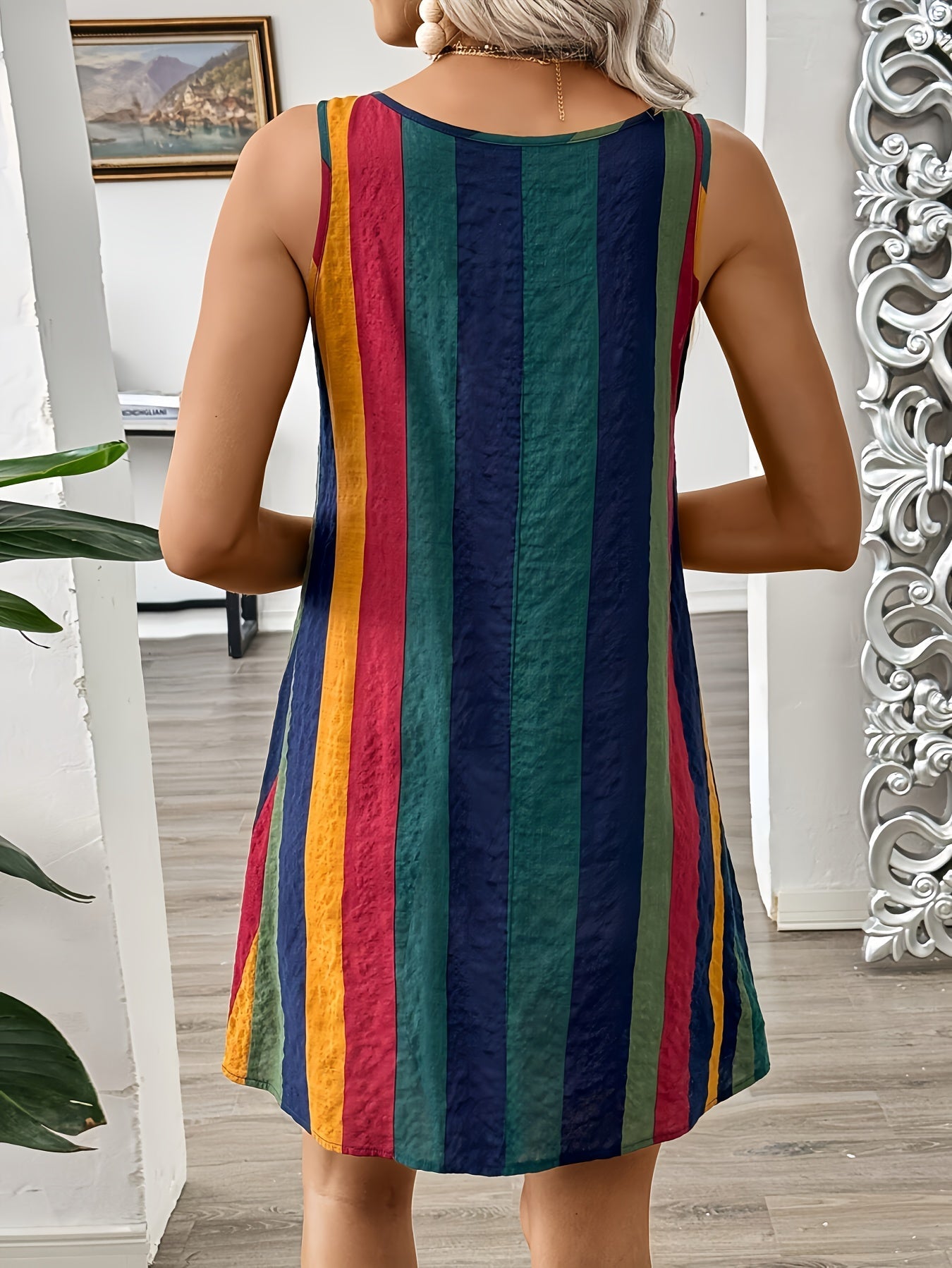 Ärmelloses Kleid mit bunten Streifen und Knöpfen