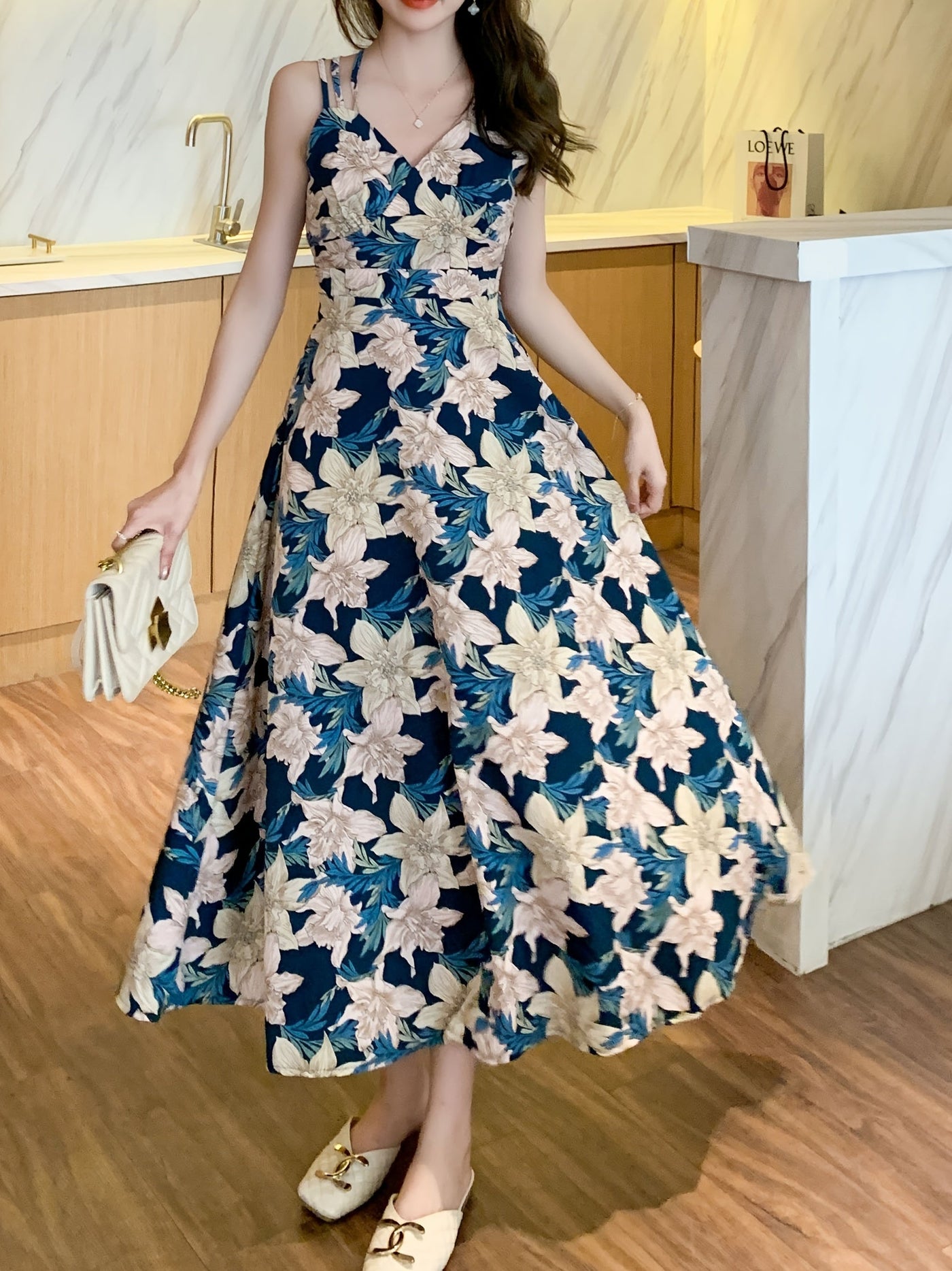 Sommerliches Strandkleid aus Blumen mit Trägern - Sonnenschutz