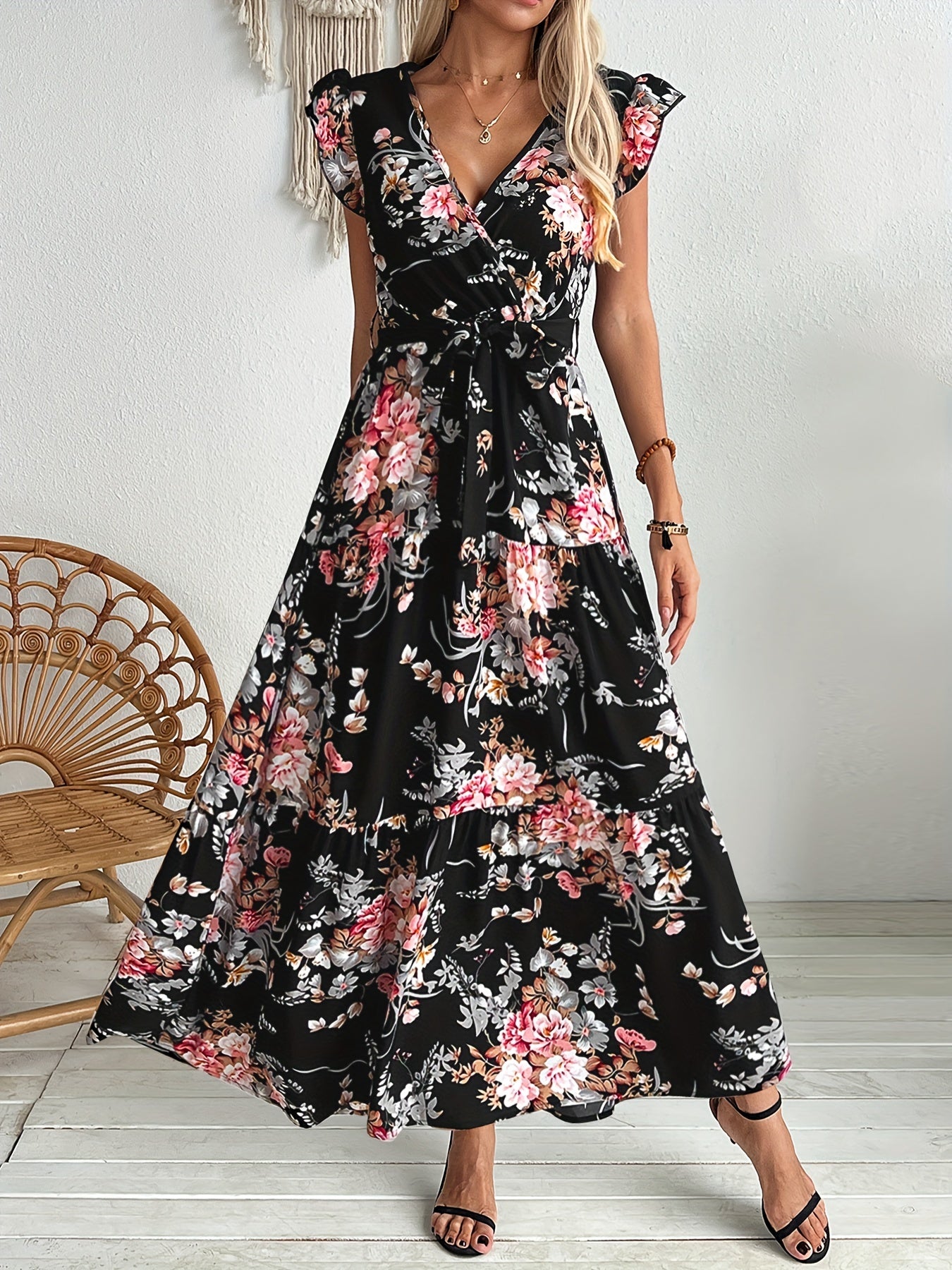 Schwarzes Sommerkleid mit Blumenmuster, Gürtel und Volant