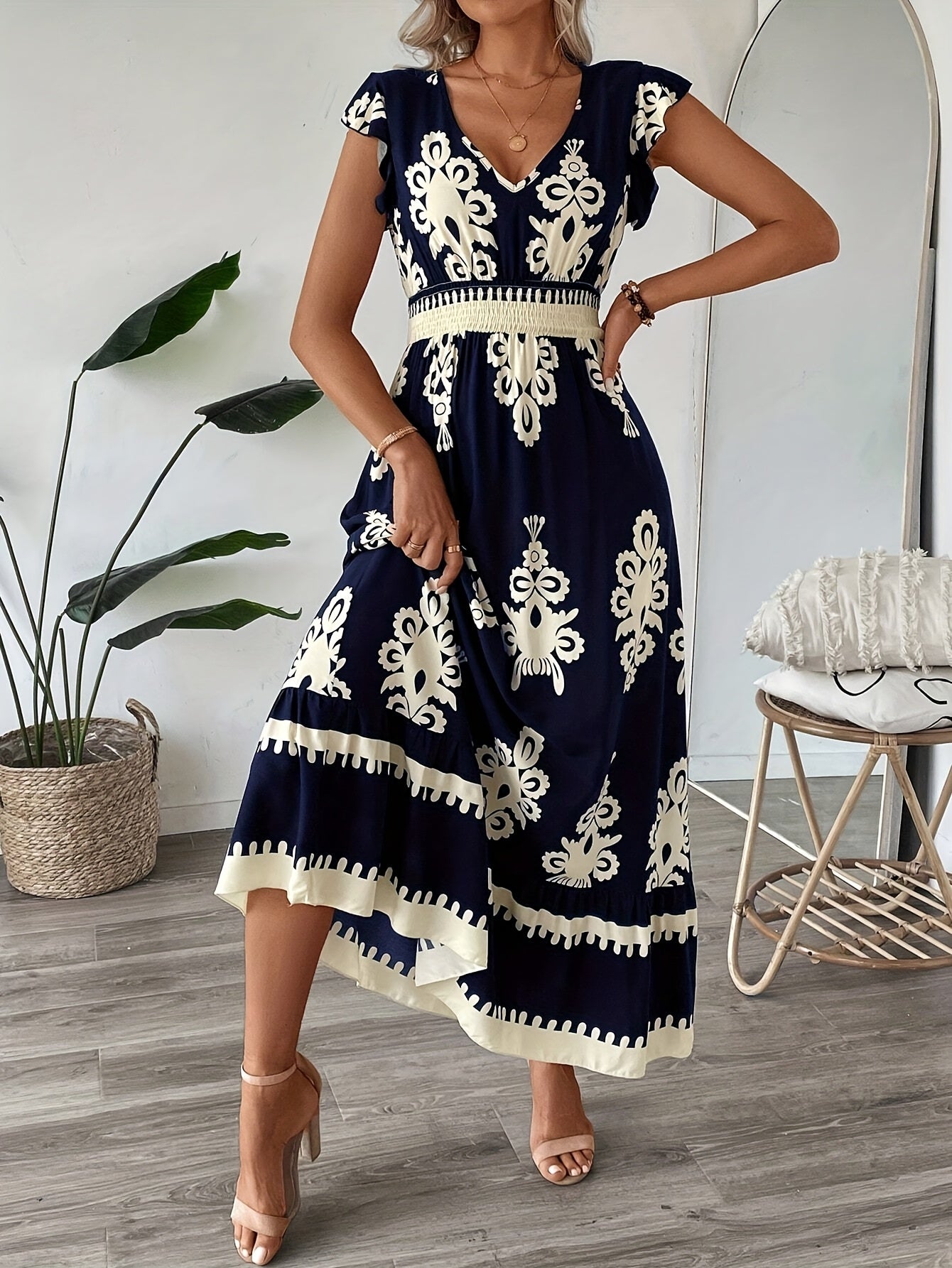Dunkelblaues Blumenkleid mit V-Ausschnitt und Rüschen