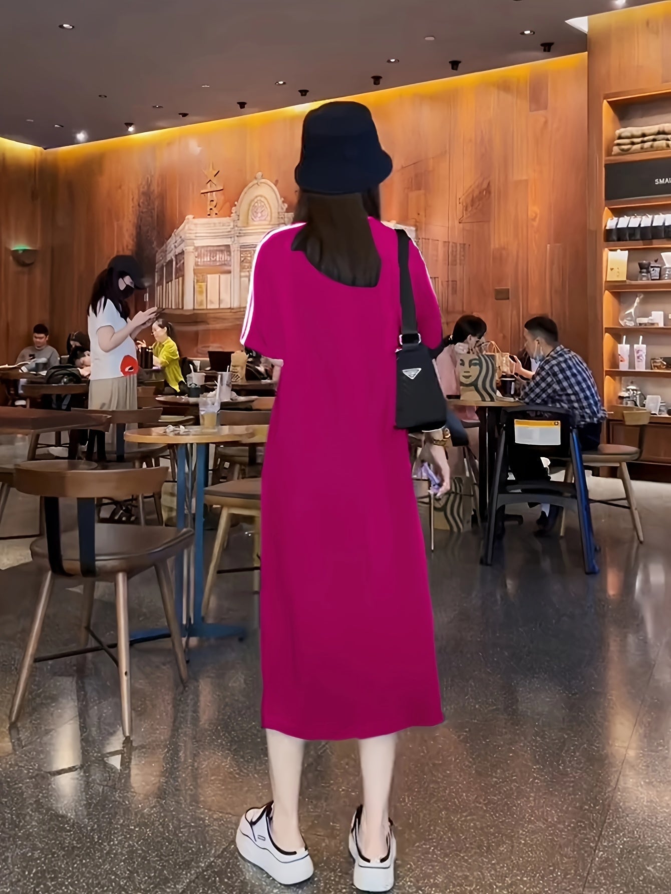 Schwarz-weißes T-Shirt-Kleid für Frauen - Lose Passform, Rundhalsausschnitt